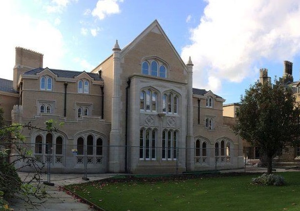 Wielka Brytania – nowy, tradycyjny budynek Peterhouse college na Uniwersytecie w Cambridge