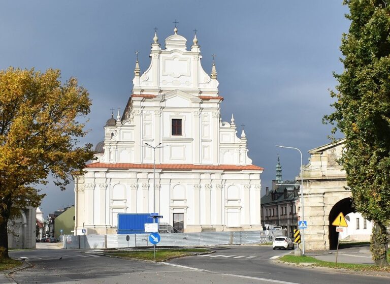 Zamość – po trzech latach prac odsłonięto zrekonstruowaną wschodnią fasadę Kościoła Franciszkanów