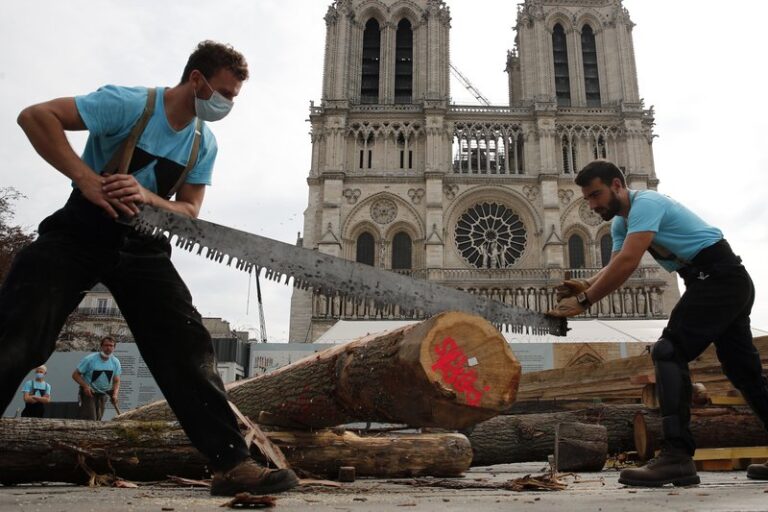 Francja – pokaz tradycyjnych technik ciesielskich w Paryżu gdzie odbudowywana jest katedra Notre Dame.