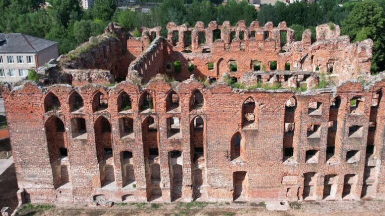 Rosja (Obwód Kaliningradzki) – Rosjanie planują częściową odbudowę zamku krzyżackiego w Ragnecie