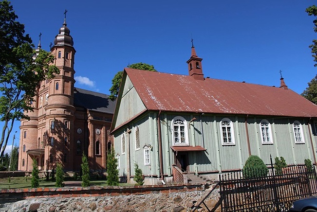 Stary (1816 r.) i nowy (2012 r.) kościół w Sarnakach (woj. mazowieckie)