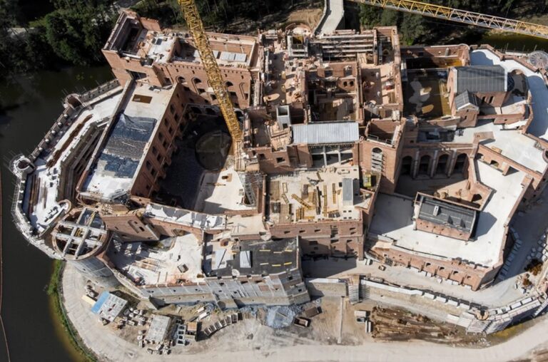 Prokuratura stawia zarzuty w związku z budową zamku w Puszczy Noteckiej