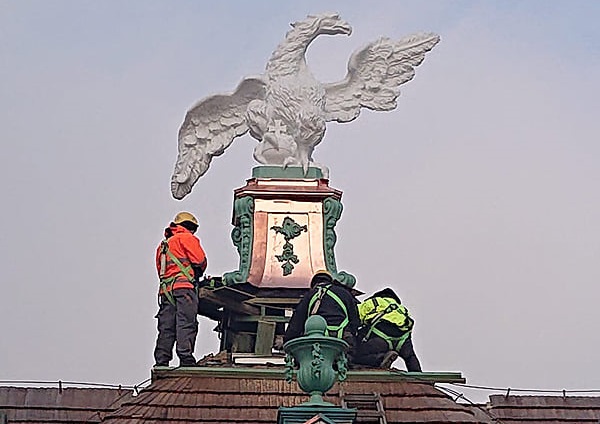 Kutno – orzeł “wylądował” na dachu rekonstruowanego Pałacu Saskiego