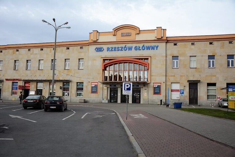 „Modernizm czy galicyjski sznyt?”- podzielone opinie w sprawie remontu dworca PKP w Rzeszowie