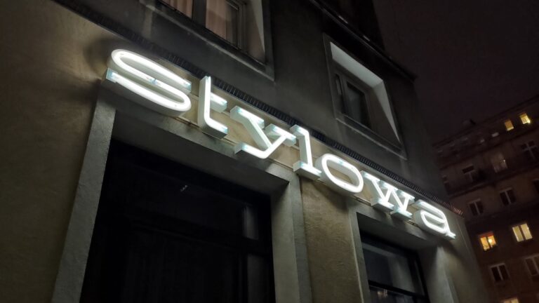 Kraków (Nowa Huta) – odtworzono trzy neony z restauracji “Stylowa”