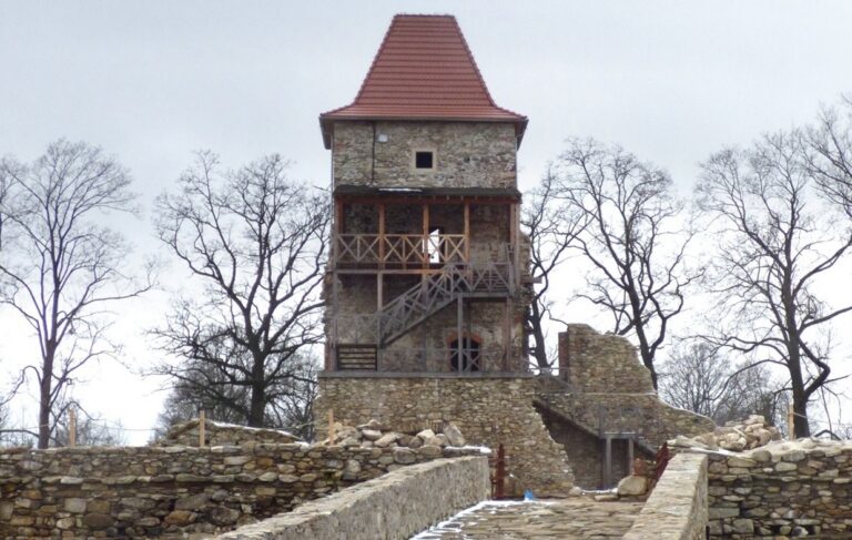 Stara Kamienica (woj. dolnośląskie) – efekty częściowej odbudowy zamku