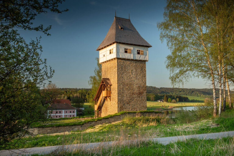 Czechy – odbudowa wieży zamku Tichá