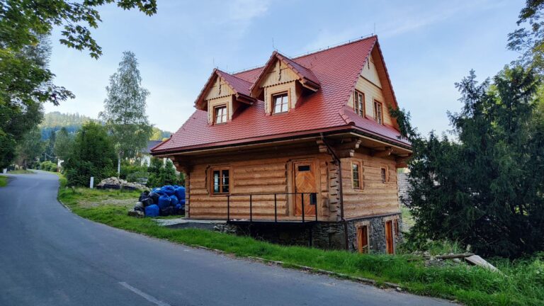 Wisła (Beskid Śląski) – nowy dom na miejscu zrujnowanego, a jednak zgodny z tradycją