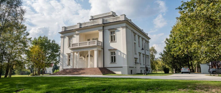 Brwinów – dzięki determinacji władz miasta, Pałac Wierusz-Kowalskich doczekał się renowacji