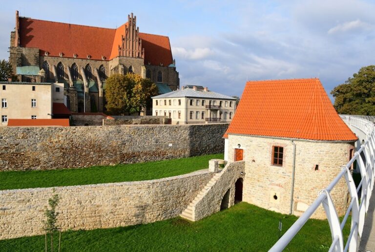Strzegom – odbudowana średniowieczna baszta w ciągu murów miejskich