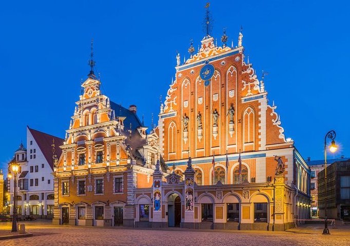 Łotwa – historia zniszczenia i rekonstrukcji Domu Bractwa Czarnogłowych w Rydze