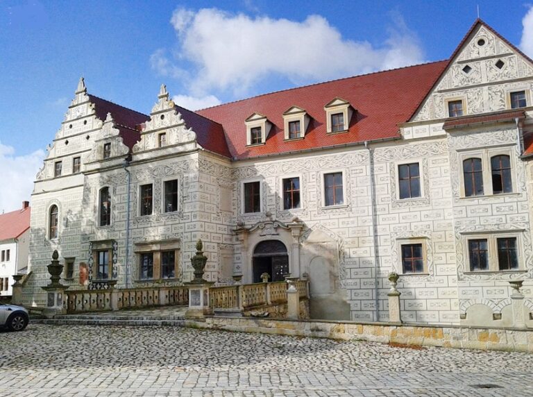 Warta Bolesławiecka (woj. dolnośląskie) – dwór wciąż odbudowywany przez “Farmera Roku”