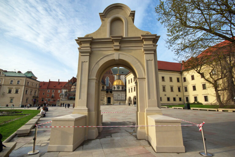 Kraków – wystawa na Wawelu z oryginalną bramą jako rekwizytem