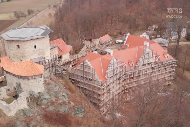 Płonina (woj. dolnośląskie) – postęp prac przy odbudowie zamku Niesytno