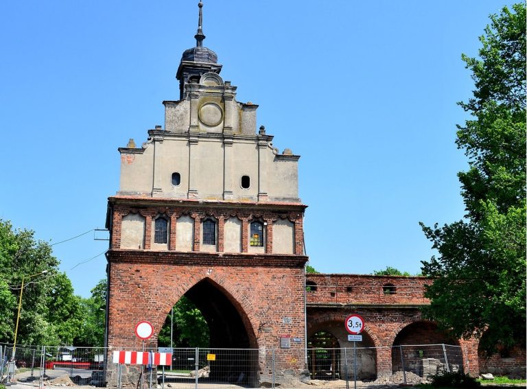 Stargard – Brama Wałowa, odbudowana w latach 1961-62, od roku 2010 – pomnik historii
