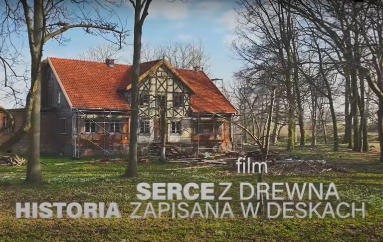 „Serce z drewna” – coraz więcej osób odkrywa piękno w starych domach. Czy jesteśmy świadkami rodzenia się nowej mody?