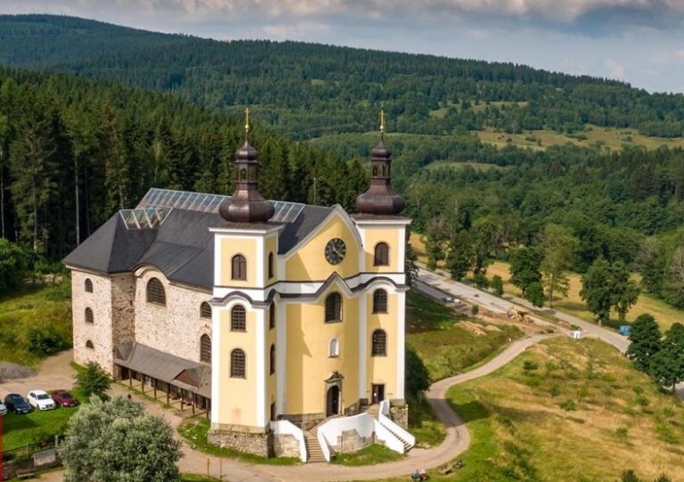 Czechy – Neratov – Kościół Wniebowzięcia NMP jako udany przykład połączenia tradycji i nowoczesności?