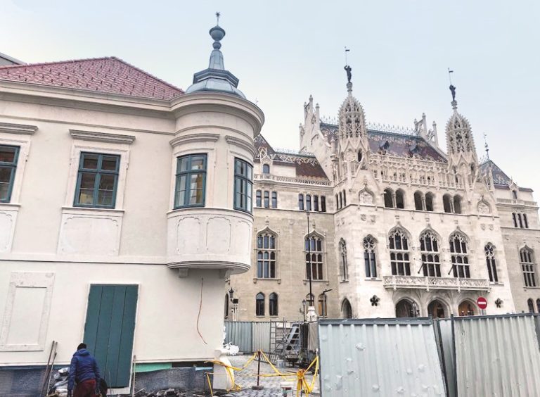 Węgry – Wzgórze Zamkowe w Budapeszcie – rekonstrukcja wbrew protestom architektów i z bitwą na bannery w tle