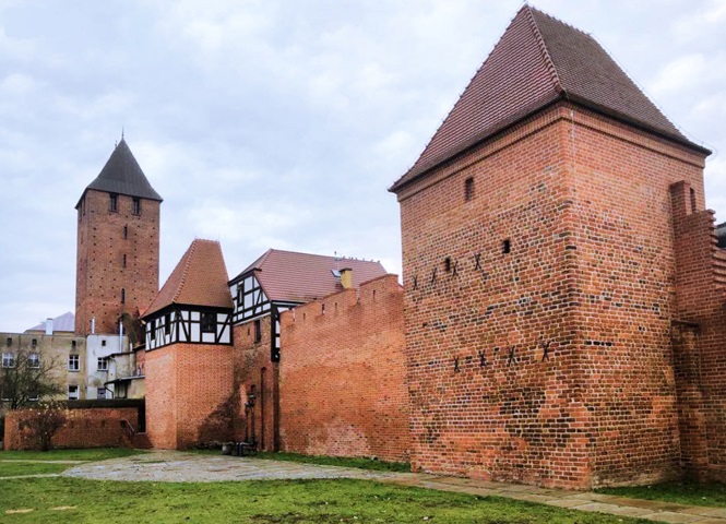 Namysłów – świeżo odrestaurowany fragment murów miejskich