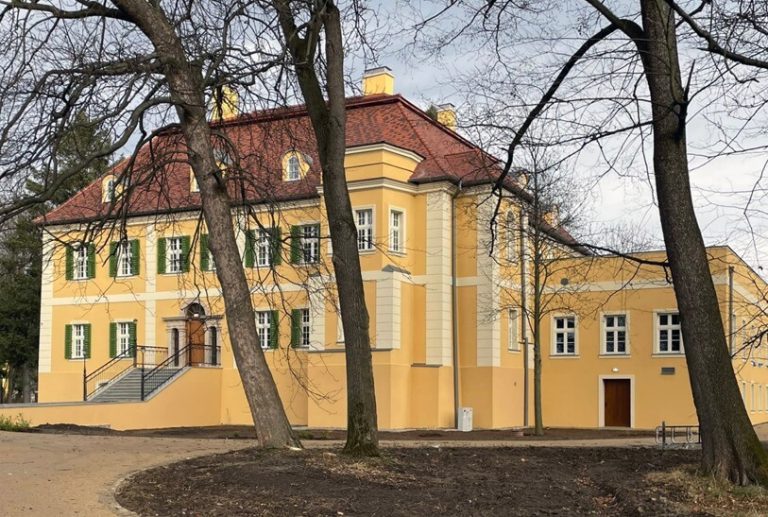 Bukowiec (pow. karkonoski) – wyremontowany pałac wraz z przekształconą przybudówką