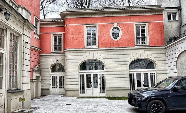 Warszawa – zrekonstruowana w 2024 roku oficyna willi przy Alei Róż 12