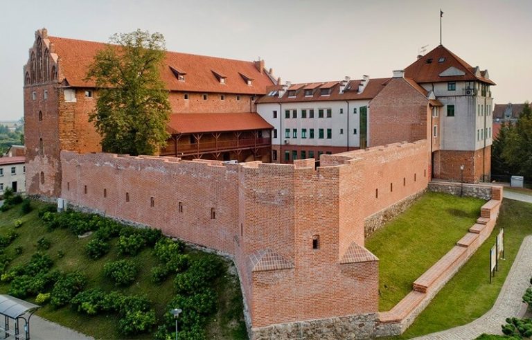 Działdowo – nieudana odbudowa zamku krzyżackiego (z 2004 r.) jest w ostatnich latach stopniowo korygowana