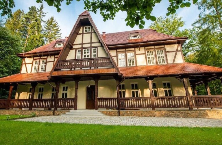 Głuchołazy – budynek dawnej szkoły leśnej odbudowany z przeznaczeniem na dom artysty dzięki Fundacji Benevolens