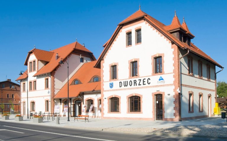 Kartuzy – nowy dworzec kolejowy, nawiązujący do dawnego dworca sprzed 1945 roku
