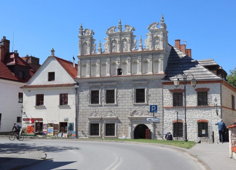 Kazimierz Dolny – Kamienica Celejowska wciąż jest odtwarzana (ostatni raz w 2022 roku)