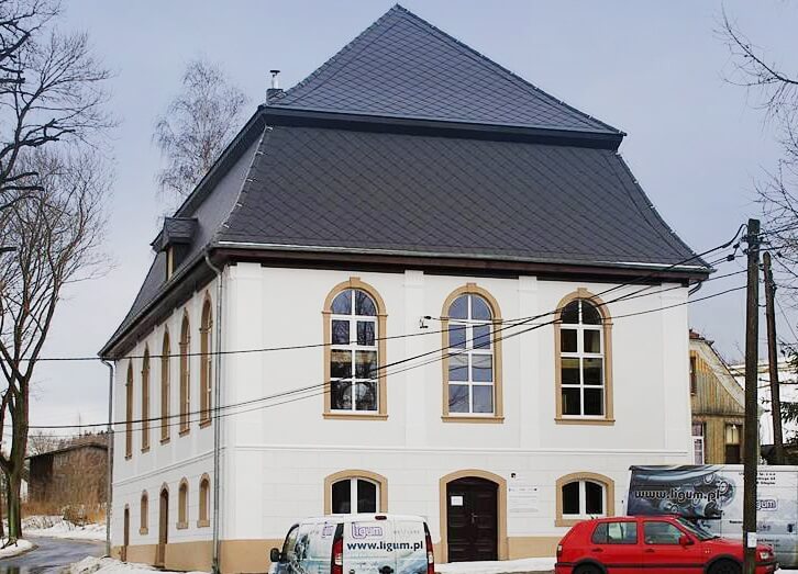 Kromnów (powiat karkonoski) – Artystyczna Galeria Izerska w wyremontowanym, dawnym kościele ewangelickim