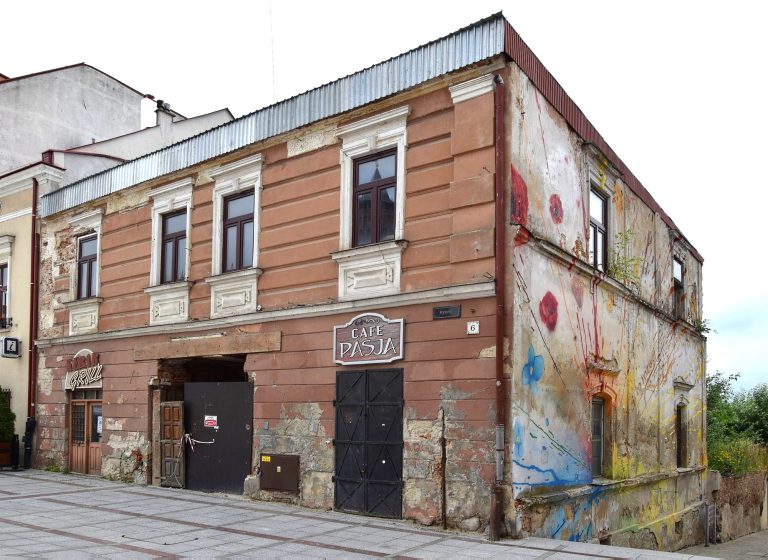Tarnów – studenci architektury „pokazali”, jak mogłaby wyglądać kamienica, która od wielu lat szpeci tarnowski rynek