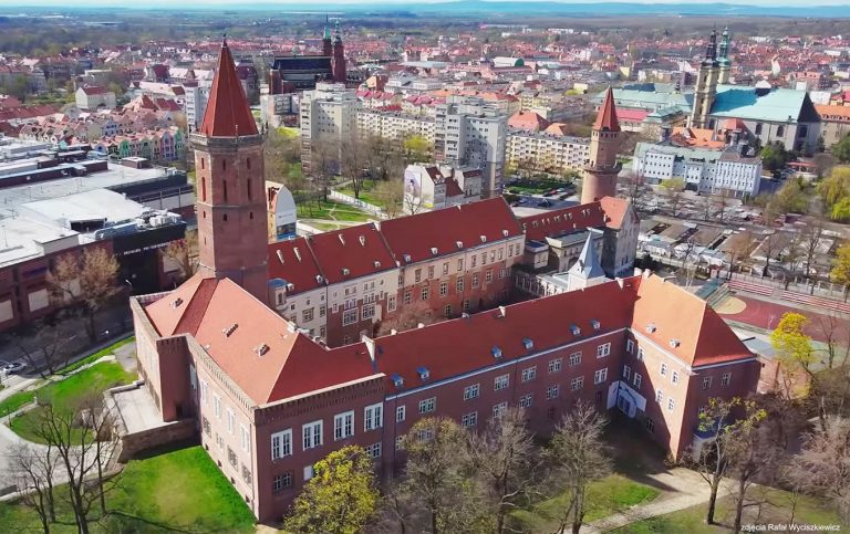 Polska – zamki odbudowane po zniszczeniach II wojny światowej – przykłady