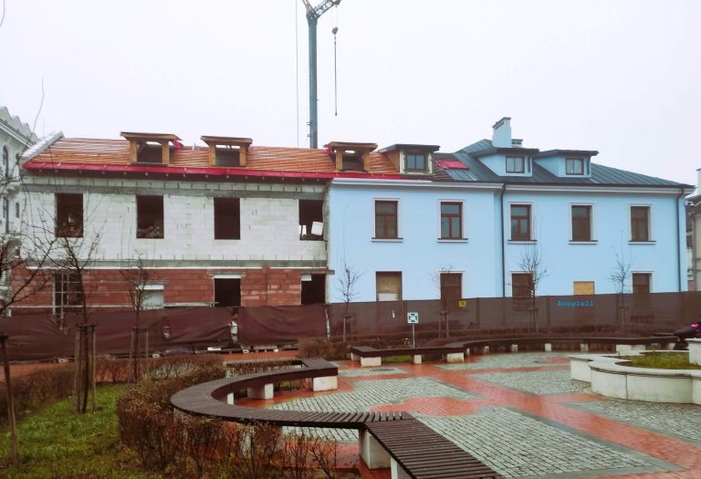 Zamość – coraz bliżej końca odbudowy kamienicy naprzeciwko Kościoła Franciszkanów