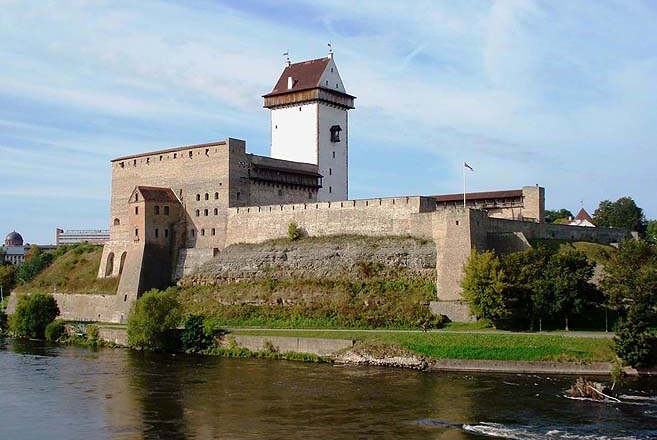 Estonia – historia zniszczenia i odbudowy zamku Hermana w Narwie – z polityką propagandową w tle