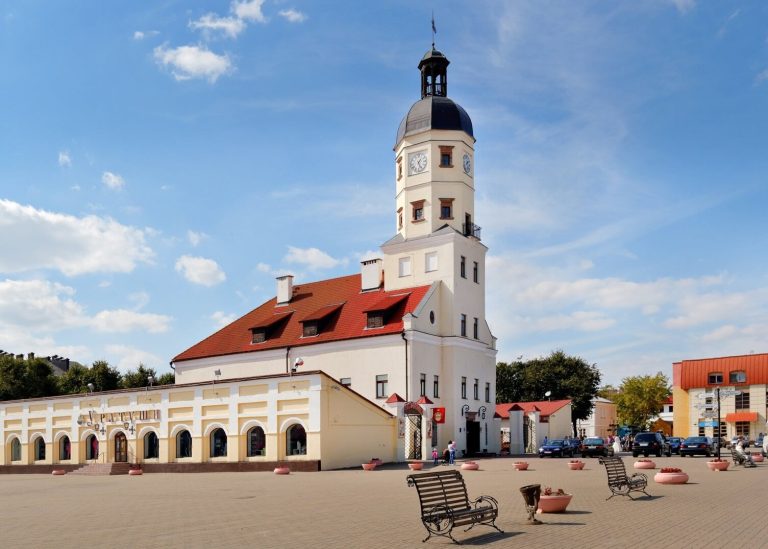 Białoruś – ratusz w Nieświeżu – restauracja z lat 90. XX wieku z pewnymi nieścisłościami
