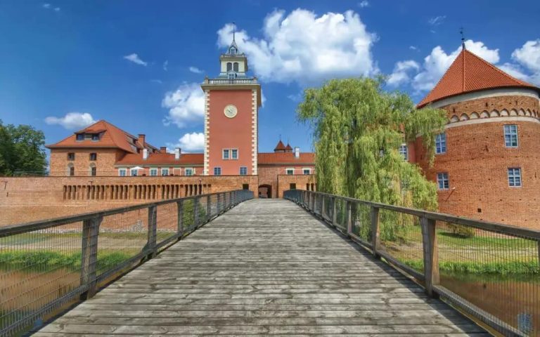 Lidzbark Warmiński – zamek i zrekonstruowana w 2011 r. Wieża Zegarowa