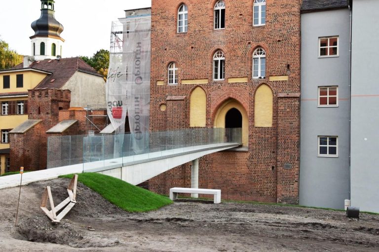 Opole – Zamek Górny („na Górce”) – mógł być tradycyjny most, jest nowoczesny
