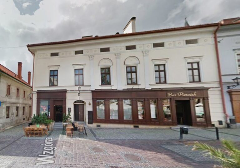 Bielsko-Biała – odtworzenie detalu oraz nowe, drewniane witryny w kamienicy przy Rynku 24