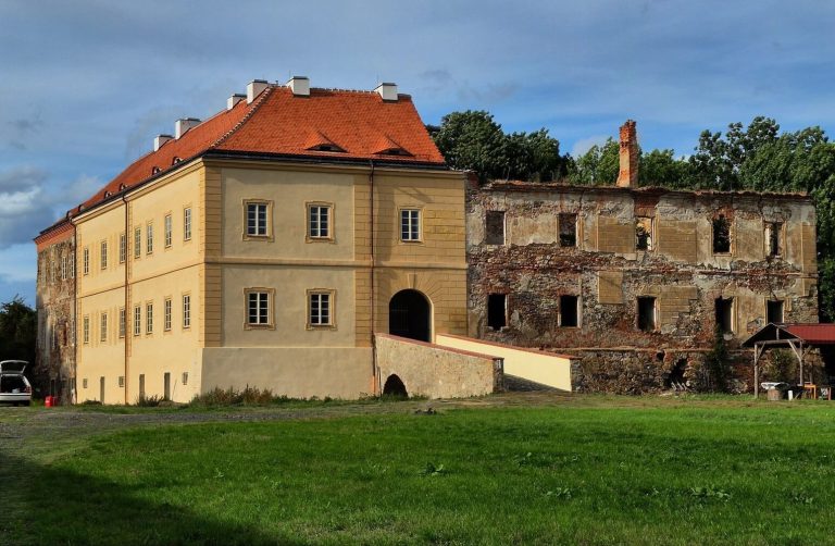Czechy – grupa entuzjastów ratuje zamek Pětipsy w regionie Chomutov