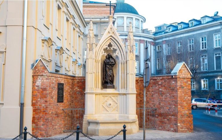 Poznań – zrekonstruowano, zniszczoną podczas wojny, studzienkę hrabiego Raczyńskiego