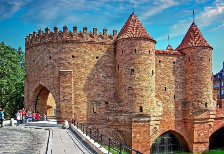 Warszawa – Barbakan, Brama Nowomiejska oraz Wieża Marszałkowska – tylko tę pierwszą budowlę zrekonstruowano