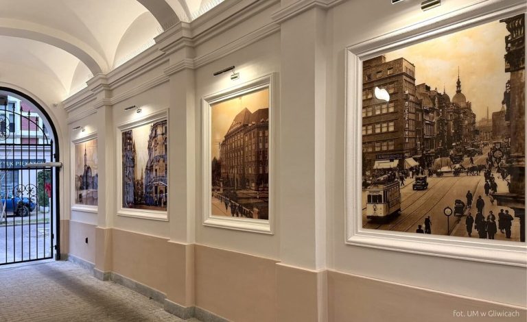 Gliwice – brama kamienicy przy ul. Zwycięstwa 47 / Barlickiego 6, odnowiona z szacunkiem dla historii