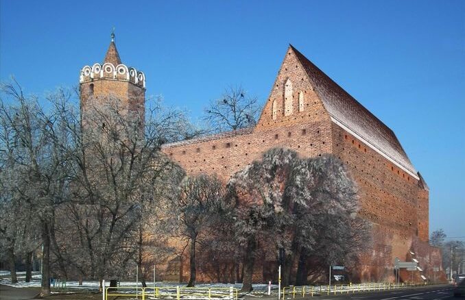 Łęczyca – muzeum zaprasza do obejrzenia wystawy plenerowej „Zamek w Łęczycy. Odbudowa Domu Starego”