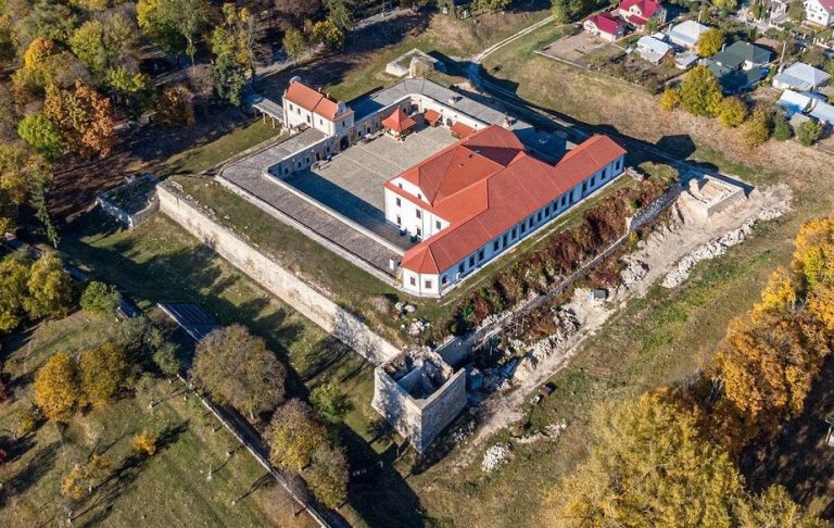 Zbaraż (Ukraina) – historia częściowej odbudowy zamku po I wojnie światowej