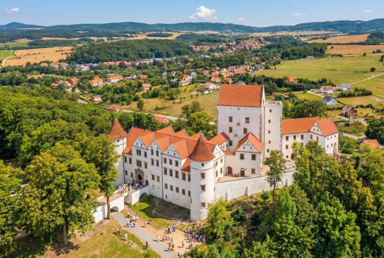 Zamek Świny – wizualizacje warowni po możliwej odbudowie (SI)