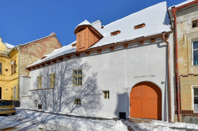 Czechy – odbudowa (w 2020 roku) najbardziej zrujnowanego domu w mieście Żatec