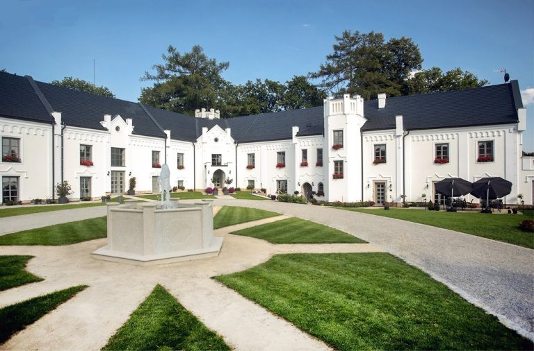 Czechy – odbudowa Zamku Kvasetice – od zarośniętych ruin do wystawnego hotelu