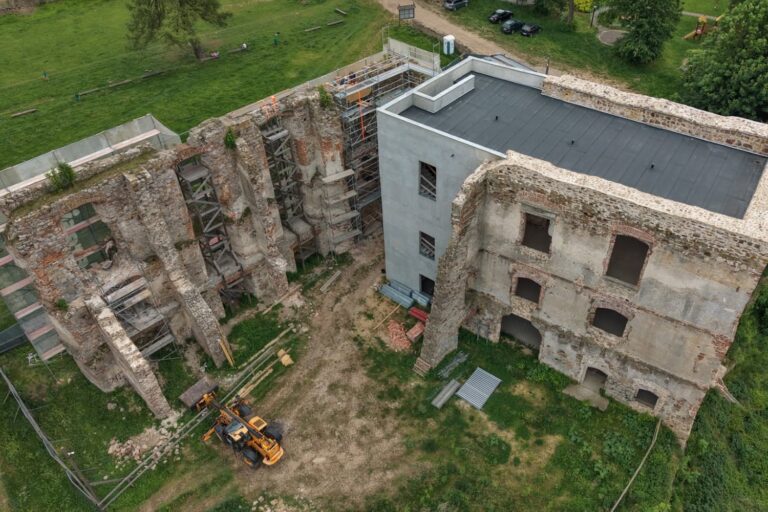 Bodzentyn – postępy prac przy wznoszeniu kontrowersyjnego pawilonu na zamku