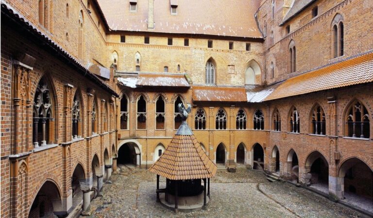 Malbork – rozpoczął się drugi etap prac konserwatorskich przy zamkowych krużgankach