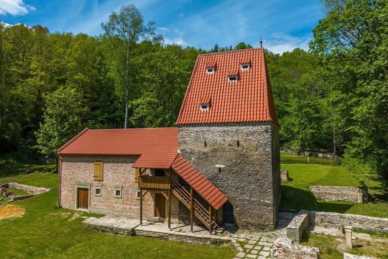 Czechy – odbudowa wieży w Pomeznej wraz z rekonstrukcją więźby dachowej